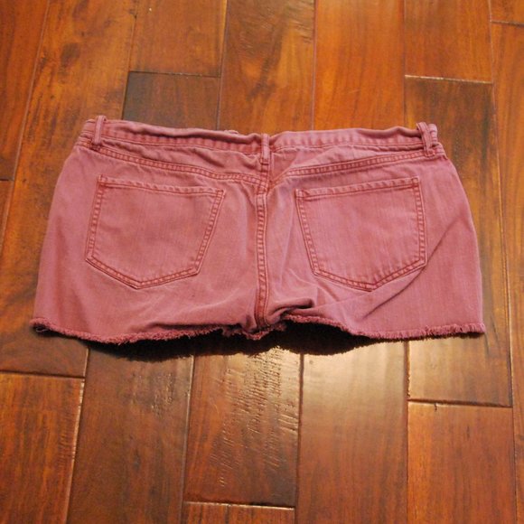 Old Navy Semi-Fitted Red Denim Shorts - Picture 2 of 4